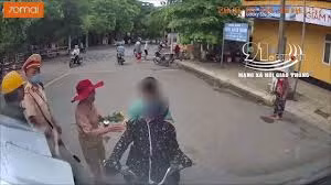 Người phụ nữ đi sai làn đường còn 'thi gan' trước đầu xe container