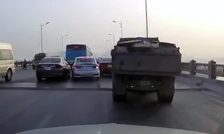 Phanh gấp tránh mố cầu, xe con bị xe tải đâm bẹp