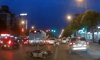 Hiện trường xe 'điên' đâm hàng loạt xe máy, 7 người nhập viện ở Hà Nội