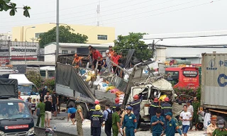 Hiện trường vụ xe tải tông xe container làm 3 người tử vong
