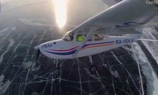 Ngoạn mục máy bay hạ cánh trên bề mặt đóng băng của hồ Baikal