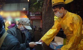 Phát khẩu trang miễn phí cho khách mua vàng ngày vía Thần Tài