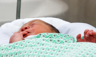 20 phút cứu bé trai bị bỏ ở khe tường