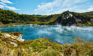 Hồ nước sôi sục, bốc khói quanh năm