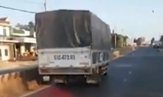 Ô tô tải cản đường xe cứu hỏa đi làm nhiệm vụ