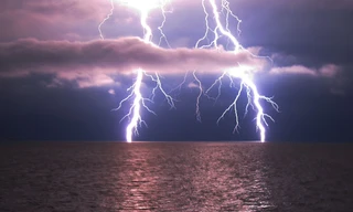 Tại sao cá không chết khi sét đánh xuống nước?