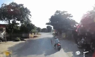 Tránh trẻ chạy sang đường, 2 người đi xe máy ngã dúi dụi trước container