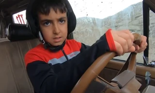 Cậu bé 9 tuổi với kỹ năng lái xe địa hình điêu luyện