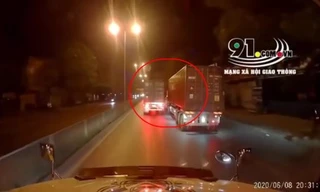 2 xe container đua tốc độ, chèn ép nhau trên đường