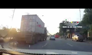 Chuyển làn ẩu, xe container đâm xe hơi xoay 180 độ