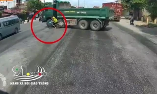 Quay đầu thiếu quan sát, tài xế xe ben suýt lấy mạng người đi xe đạp