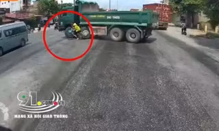 Quay đầu thiếu quan sát, tài xế xe ben suýt lấy mạng người đi xe đạp