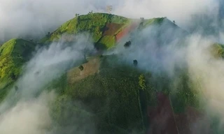 Núi lửa triệu năm tuổi ở Gia Lai chìm trong biển mây