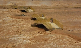 Lũ sông Hoàng Hà ngập cầu tham quan thác Hồ Khẩu