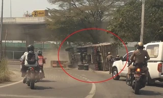 Xe tải ôm cua lật nhào khi bị cảnh sát truy đuổi
