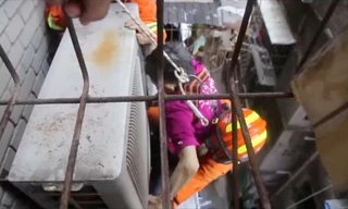 Lính cứu hộ đu dây, cứu bà cụ 80 tuổi ngã từ tầng 5