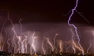 Vì sao bạn nhìn thấy tia chớp trước khi nghe tiếng sấm?