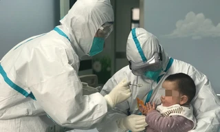 Em bé 6 tháng tuổi nhiễm virus corona được chăm sóc như thế nào?