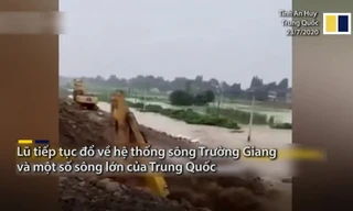 Nước lũ Trường Giang cuốn trôi máy xúc