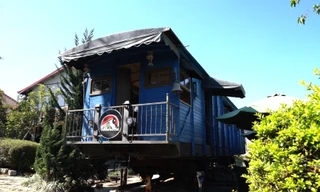 Ông Tây phục dựng toa xe lửa thành quán cà phê