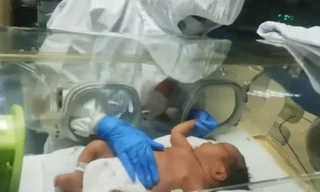 Mẹ nhiễm nCoV lần đầu nhìn mặt con gái mới sinh qua điện thoại