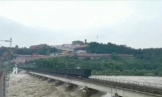 Hai đoàn tàu nặng 8.100 tấn cứu cầu đường sắt khỏi lũ cuốn