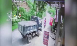 Xe máy lấn làn đấu đầu xe tải, 2 người thương vong