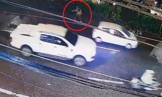 Tài xế xe máy dùng đá ném vỡ kính ô tô sau va chạm