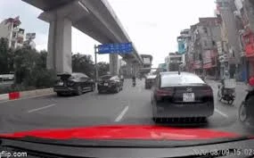 Ô tô vượt ẩu ‘quật’ ngã người phụ nữ đi xe máy rồi bỏ chạy ở Hà Nội