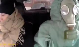 Tài xế taxi ở Nga mặc đồ bảo hộ, đeo mặt nạ phòng độc khi chở khách