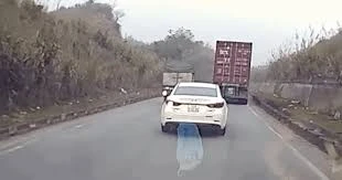 Chủ quan vượt ẩu trên đường đèo, tài xế suýt không còn cơ hội sửa sai