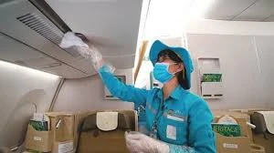 Cận cảnh quy trình khử trùng máy bay trước khi cất cánh giữa mùa dịch