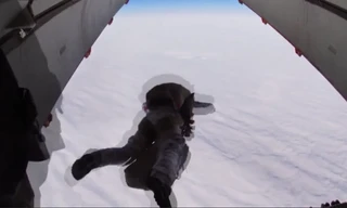 Lính dù Nga lập kỳ tích chưa từng có với màn nhảy dù từ độ cao 10 km ở Bắc Cực