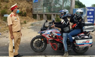 Cảnh sát chặn xe máy vượt đèo Hải Vân