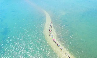 Con đường đi bộ giữa biển Phú Yên