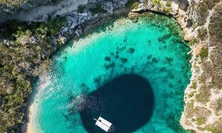 Hố xanh sâu 202 m bí ẩn ở vùng đảo Bahamas