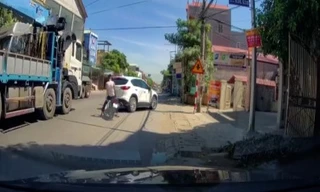 Thanh niên đầu trần, lái xe máy phóng nhanh tông thẳng đuôi ô tô