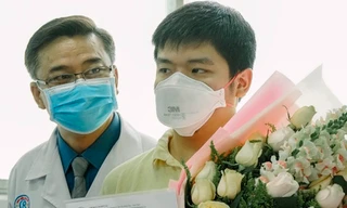 Bệnh nhân người Trung Quốc nhiễm virus corona xúc động cảm ơn bác sĩ