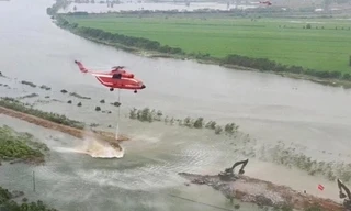 Sử dụng trực thăng để đắp đê chắn lũ ở Hồ Bắc