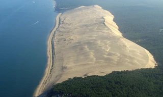 Cồn cát cao nhất châu Âu lấn chiếm đất liền