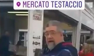 Người đàn ông dùng ‘chiêu độc’ để tránh lây nhiễm Covid-19 nơi công cộng