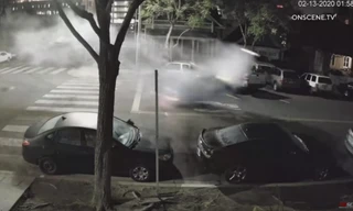 Kinh hoàng ô tô mất lái đâm vào trụ đá, bay 5m trên không trung