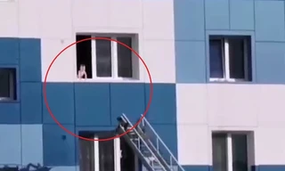 Em bé trèo lên cửa sổ tầng 6 được giải cứu