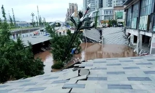 Hố khổng lồ 'nuốt chửng' hàng chục xe cộ 