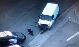 Bị cảnh sát truy đuổi, nghi phạm lái xe tông thẳng vào chốt chặn