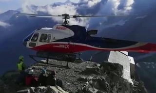 Trực thăng hạ cánh trên đỉnh núi Alps cứu hộ người bị kẹt do lở đất