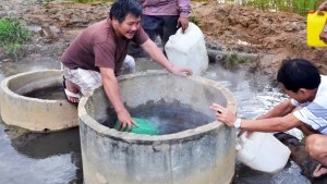 Độc đáo hai giếng nước nóng tự nhiên giữa cánh đồng ở Quảng Ngãi