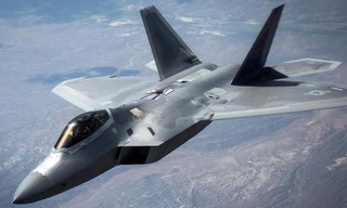 Không quân Mỹ tiếp nhiên liệu cho 'chim ăn thịt' F-22 Raptor