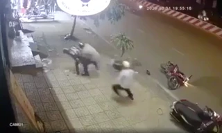 Tổ công tác phòng chống dịch COVID-19 truy bắt 2 thanh niên trộm xe máy