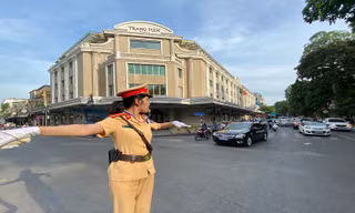CSGT Hà Nội phơi mình giữa cái nắng đổ lửa để điều tiết giao thông